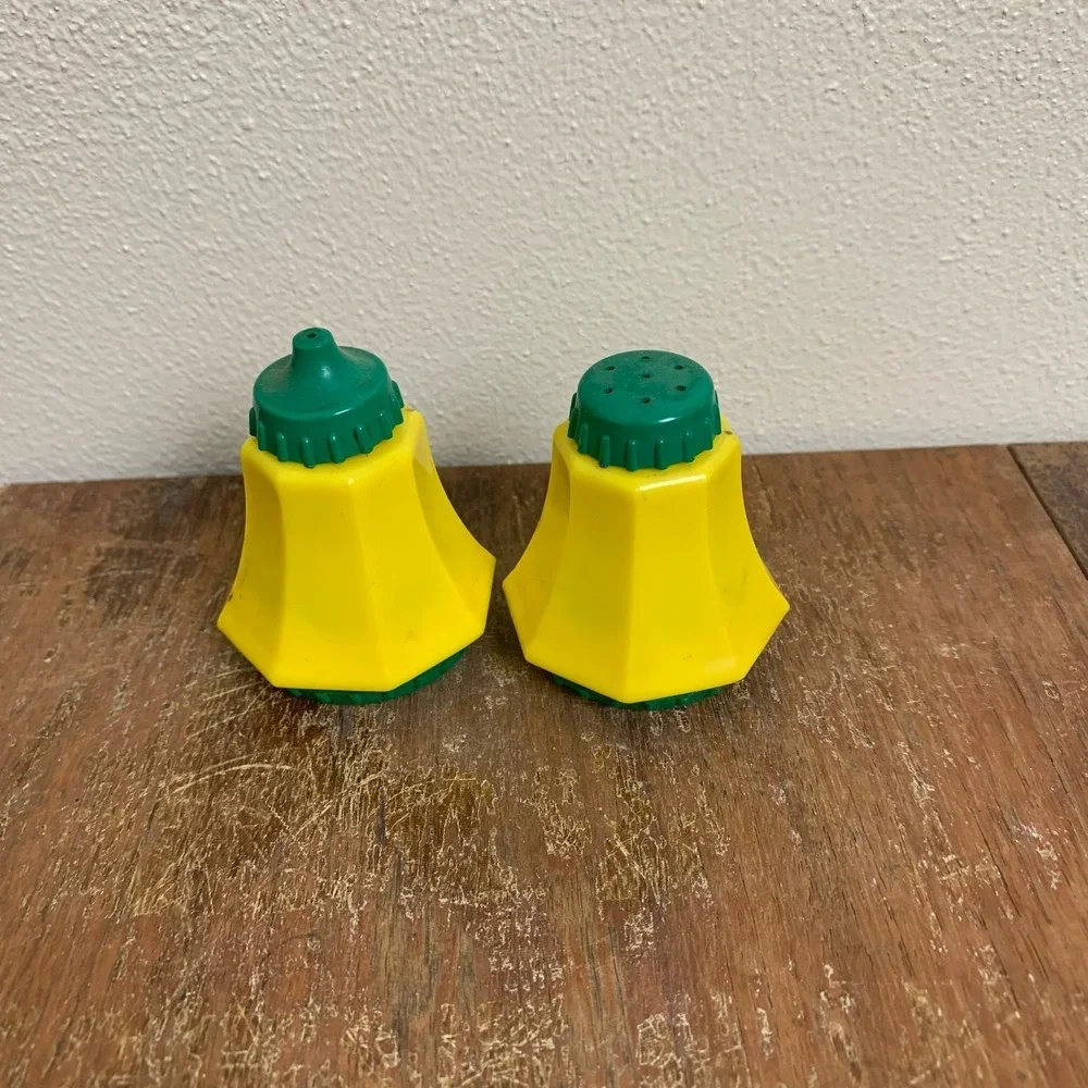 VTG plastic green‎ & yellow Washington DC souvenir tourist salt & pepper shakers